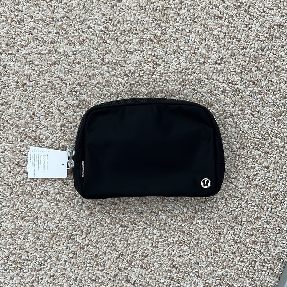 Lululemon large 2L black everywhere belt bag